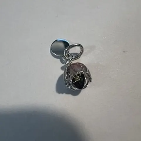 Charm Pendente Fiore in Argento 925 con Dettagli a Foglia e Disco Inciso - LAB22609302216