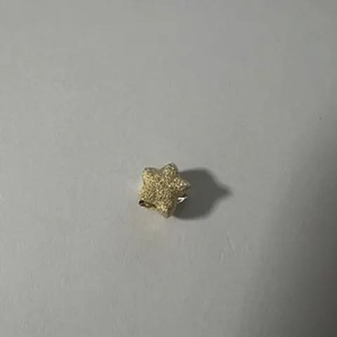 Ciondolo Charm a forma di stella glitterata dorata - LAB22609272125