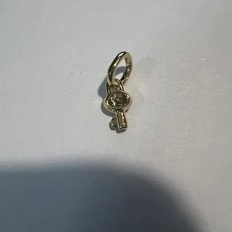 Charm Pendente Chiave in Argento 925 Placcato Oro con Zircone - LAB22609302156
