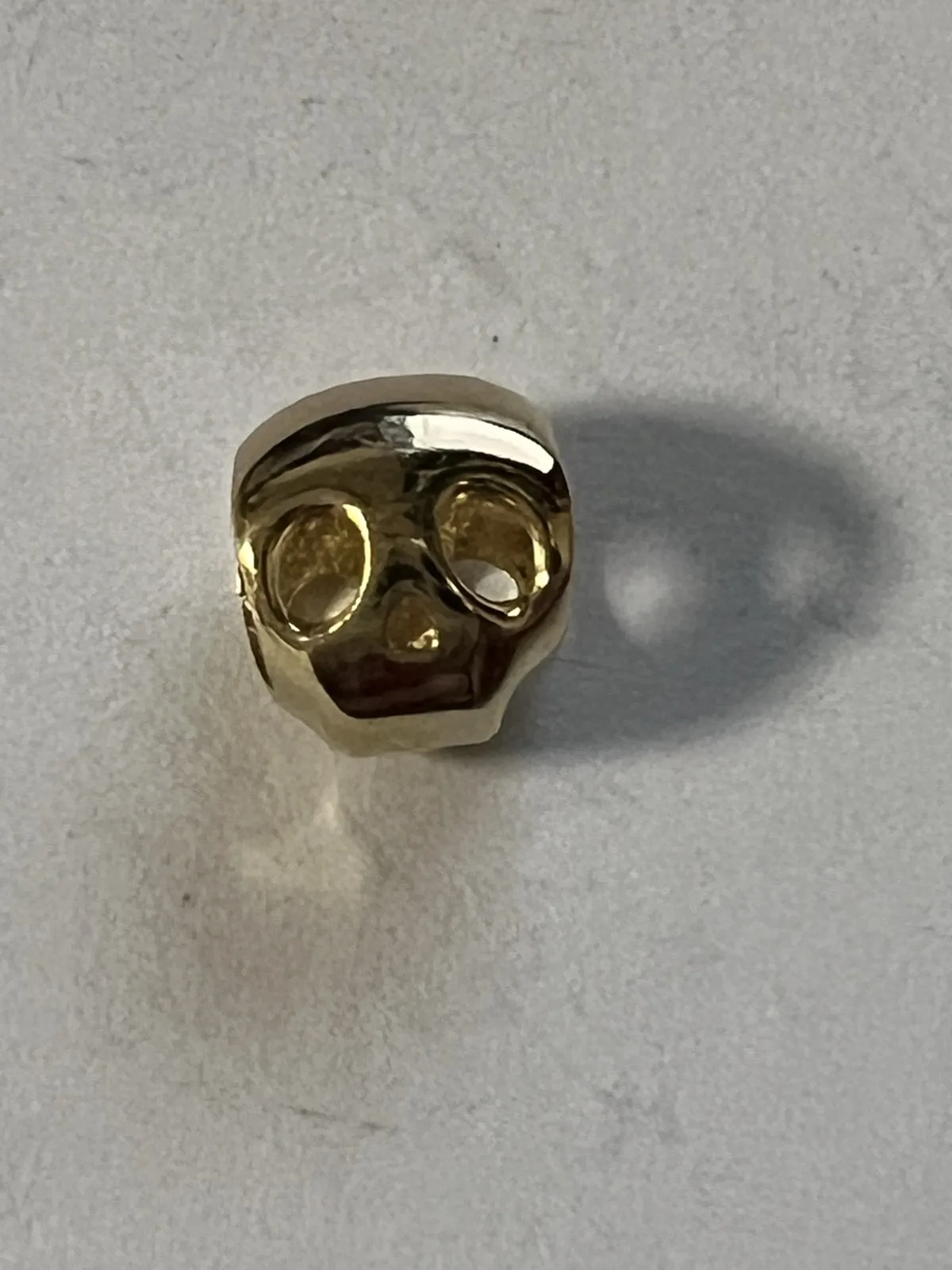 Charm in argento 925 a forma di teschio dorato