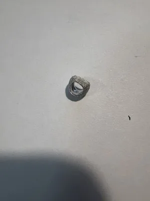 Anello aperto asimmetrico in argento con superficie testurizzata - LAB22609302152