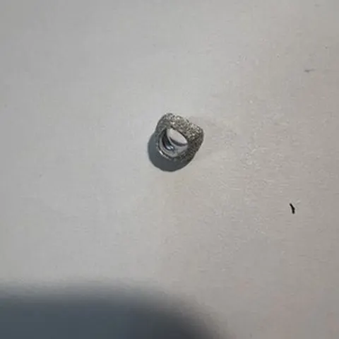 Anello aperto asimmetrico in argento con superficie testurizzata - LAB22609302152
