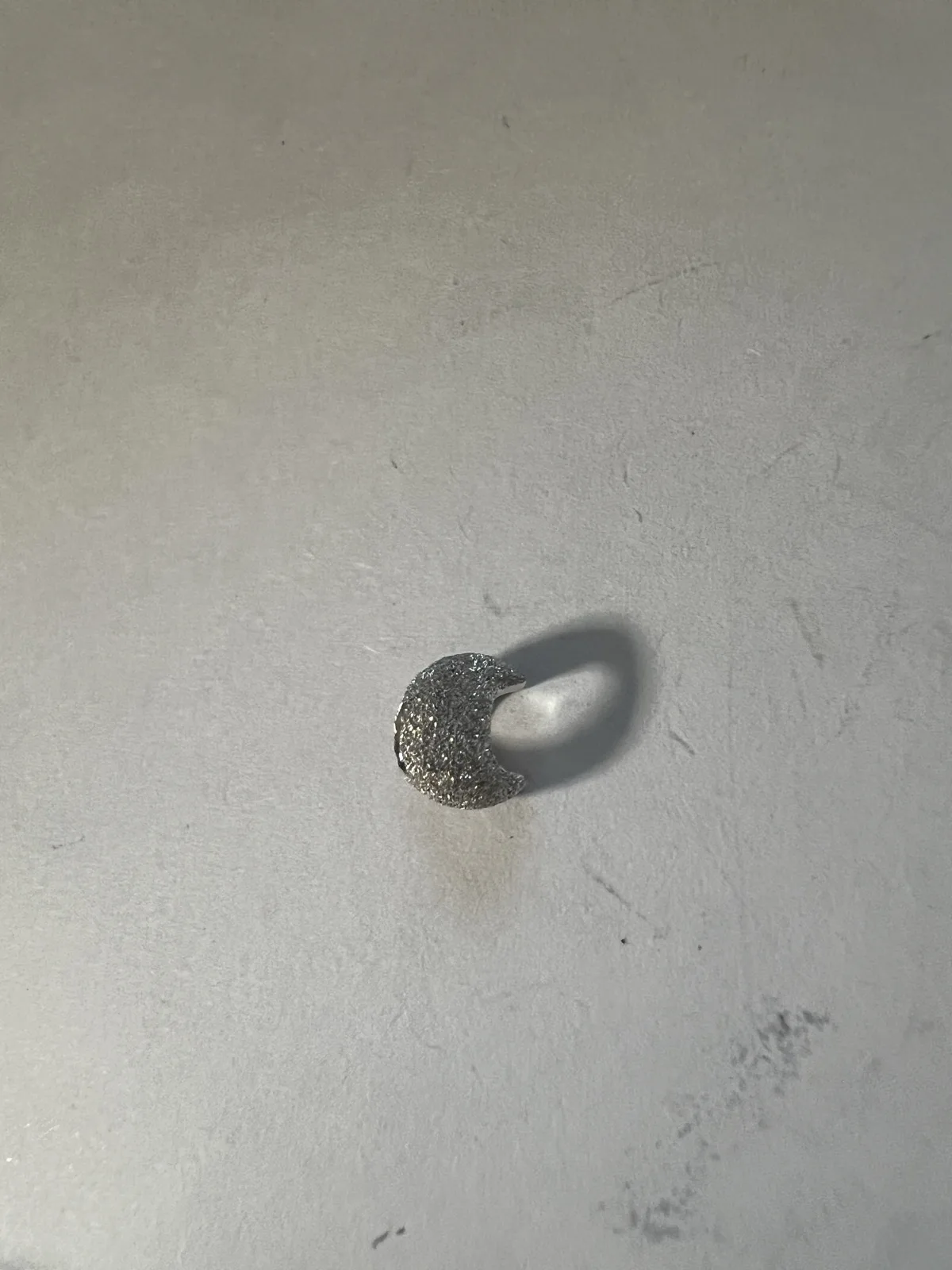 Charm a forma di luna con pavé