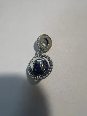 Charm pendente globo terrestre con sfera blu e anello orbitale in argento - LAB22609302324