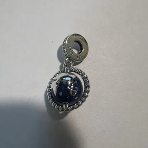 Charm pendente globo terrestre con sfera blu e anello orbitale in argento - LAB22609302324